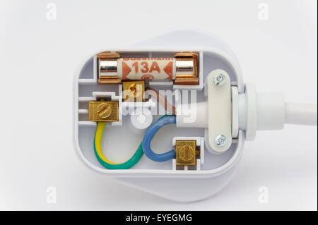 A 13 amp fuse spina interna che mostra il cablaggio interno formato. Foto Stock