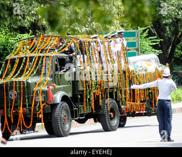 New Delhi, India. 28 Luglio, 2015. Il corpo dell ex presidente indiano A.P.J. Abdul Kalam è trasportato per raggiungere la sua casa ufficiale a New Delhi. Kalam era stato presidente dell'anno 2002-2007 e morì dopo aver subito un arresto cardiaco. © Wasim Sarvar/Pacific Press/Alamy Live News Foto Stock