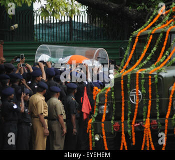 New Delhi, India. 28 Luglio, 2015. Il corpo dell ex presidente indiano A.P.J. Abdul Kalam è trasportato per raggiungere la sua casa ufficiale a New Delhi. Kalam era stato presidente dell'anno 2002-2007 e morì dopo aver subito un arresto cardiaco. © Wasim Sarvar/Pacific Press/Alamy Live News Foto Stock