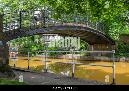 Un maschio caucasico in sella a una moto su un ponte sul Bridgewater Canal. Foto Stock