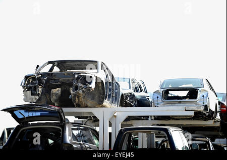 Distrutto i veicoli sono visti in un auto junkyard Foto Stock