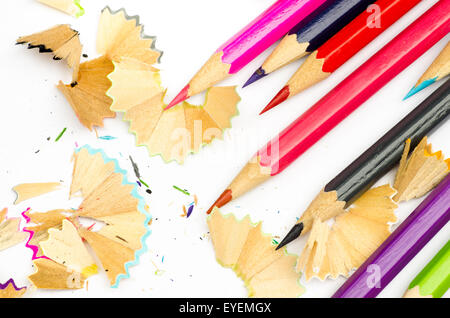 Multicolore di matite colorate su carta bianca sullo sfondo Foto Stock