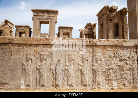 Bassorilievi di guardie Persico, Winter Palace di Dario (Tashara); Persepolis, Iran Foto Stock