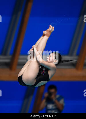 Kazan, Russia. 28 Luglio, 2015. Egli Zi della Cina compete durante il 1m Springboard donne immersione finale al 2015 dei Campionati del Mondo di nuoto a Kazan, Russia, 28 luglio 2015. Egli Zi ha ottenuto un terzo posto dell'evento con un punteggio di 300.30 punti. Credito: Jia Yuchen/Xinhua/Alamy Live News Foto Stock