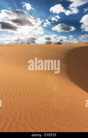 Il paesaggio del deserto di sabbia , il cielo blu, il sole e nuvole Foto Stock