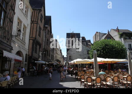 Aria aperta posto a sedere nel luogo piazza Plumereau Città Vecchia in tournée in Francia luglio 2015 Foto Stock