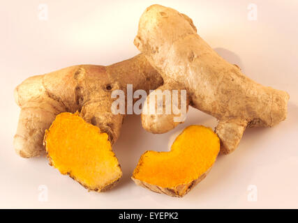 Tutta la curcuma root e fette Foto Stock