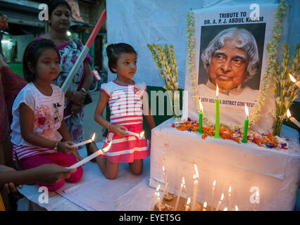 Kolkata, India. 28 Luglio, 2015. Bambini indiani omaggio all ex presidente indiano A.P.J. Abdul Kalam, che è ben noto come il padre dell India del programma missilistico, in Kolkata, India, 28 luglio 2015. Kalam, che era l'India l'undicesimo presidente dal 2002 al 2007, morì di arresto cardiaco durante una lezione presso un istituto di gestione in Meghalaya capitale di Shillong all'età di 83 lunedì sera. © Tumpa Mondal/Xinhua/Alamy Live News Foto Stock