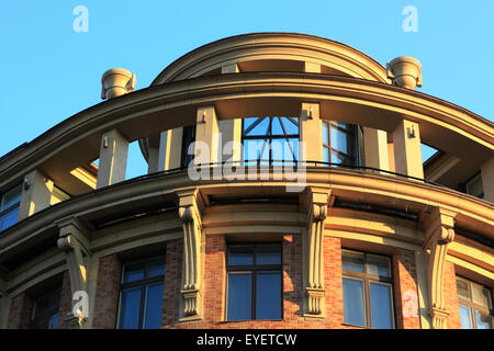 Vista da vicino di casa di appartamento nel nuovo stile classico al tramonto. Foto Stock