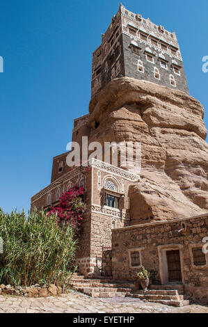 Vista del palazzo fortificato costruito sulla roccia: Dar al-Hajar luogo di interesse per la Repubblica dello Yemen Foto Stock