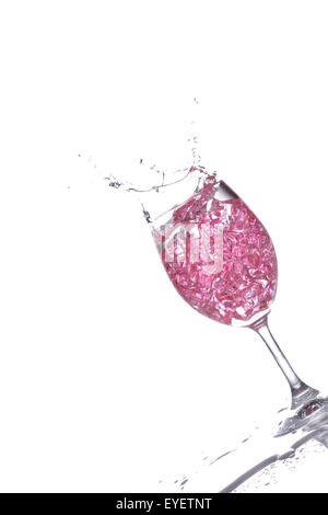 Di gambi di vetro di champagne con il liquore schizzi fuori, isolato su sfondo bianco Foto Stock