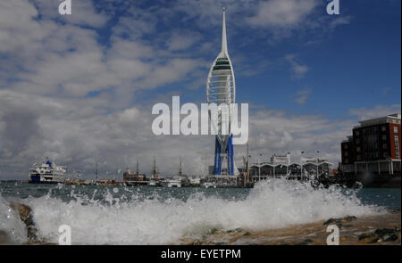 Mike Walker Foto Emirates Tower…1 il dipinto recentemente Spinnaker Tower ora noto come la Emirates Spinnaker Tower ora noto come Foto Stock