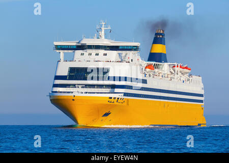 Giallo nave passeggeri va sul Mare Mediterraneo Foto Stock