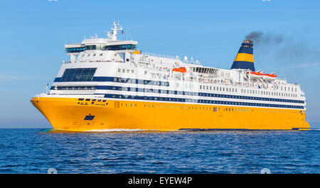 Giallo traghetto passeggeri va sul Mare Mediterraneo Foto Stock