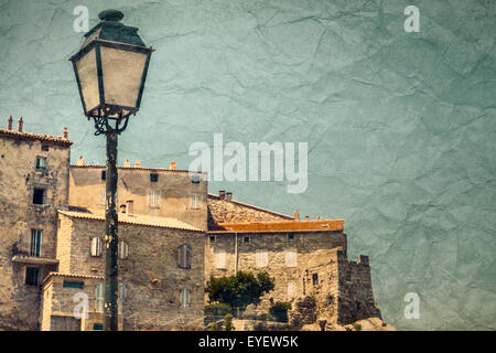 Lampione in Sartène, Corsica, Francia. Vintage foto dai toni con il vecchio grungy Grana carta Foto Stock