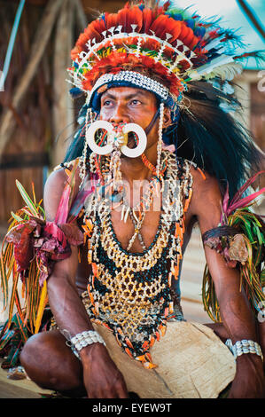 Sing-Sing performer at Milne Bay Festival di canoa; Tufi, Milne Bay, provincia di Papua Nuova Guinea Foto Stock