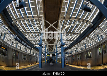 Un obiettivo fisheye vista l'elevata, Stillwell Avenue stazione di Coney Island, Brooklyn, New York Foto Stock