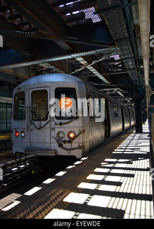 Il F elevato treno della metropolitana presso il West 8th Street fermata a Coney Island, Brooklyn, New York Foto Stock