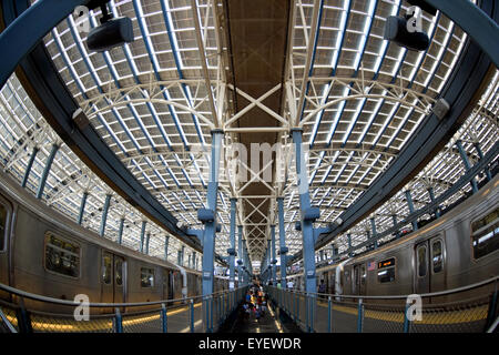 Un obiettivo fisheye vista l'elevata, Stillwell Avenue stazione di Coney Island, Brooklyn, New York Foto Stock