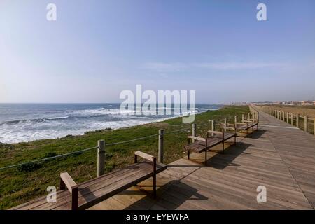Praia do Aterro Beach descrive una molto ampia di sabbia di circa 1,1 Km, situato di fronte alla raffineria complesso industriale di Matosinhos.rocce sparse offshore può causare alcuni mare agitazione, attraendo molti appassionati di surf.A sud si trova la Ribeira da Boa Nova1 vicino a una formazione rocciosa.L'accesso è concesso per il tramite di Avenida da Liberdade. Foto Stock