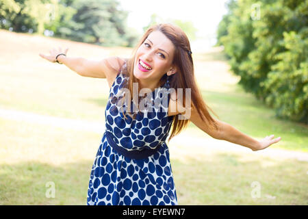 Giovane donna che si gode nel parco Foto Stock