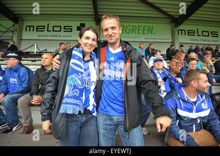 Gütersloh, Germania. 27 Luglio, 2015. Realizou fino questo pomeriggio in Heidewaldstadium in Gutersloh una serie di pre-epoch tra le squadre FC Schalke 04 e Fc Porto. Ventole. Credito: Atlantico premere/Alamy Live News Foto Stock