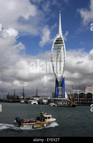 Mike Walker Foto Emirates Tower…1 il dipinto recentemente Spinnaker Tower ora noto come la Emirates Spinnaker Tower ora noto come Foto Stock