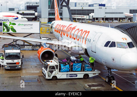 Easyjet piano essendo caricato con i bagagli all'aeroporto di Gatwick di Londra, Inghilterra, Regno Unito Foto Stock
