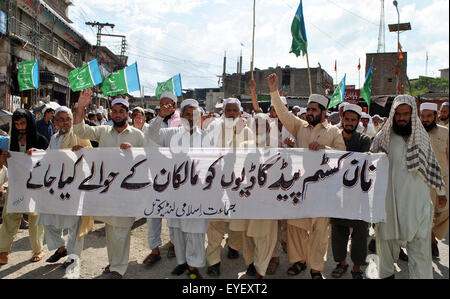 Gli attivisti del Jamat-e-Islami (JI) chant di slogan per il rilascio non personalizzati pagato veicoli durante la manifestazione di protesta in Landikotal Martedì, 28 luglio 2015. Foto Stock