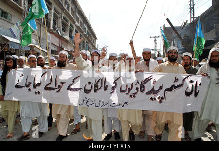 Gli attivisti del Jamat-e-Islami (JI) chant di slogan per il rilascio non personalizzati pagato veicoli durante la manifestazione di protesta in Landikotal Martedì, 28 luglio 2015. Foto Stock