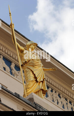 Statua di Pallade Atena al di fuori dell'Athenaeum Club, Pall Mall, Londra, Inghilterra, Regno Unito. Foto Stock