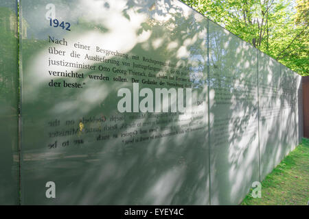 Roma Olocausto Berlino una timeline di pietra che documentano l'oppressione nazista nella Rom e Sinti memoriale dell'Olocausto nel Tiergarten di Berlino, Germania. Foto Stock