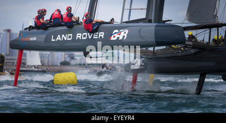 Sir Ben Ainslie (in alto a sinistra) al timone della sua AC45 sventando catamarano Land Rover BAR a Portsmouth all'inizio dell'America's Foto Stock