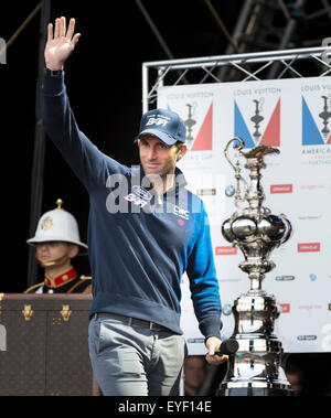 Sir Ben Ainslie passeggiate passato la Coppa America durante la cerimonia di apertura a Portsmouth per la Coppa America World Series che Foto Stock