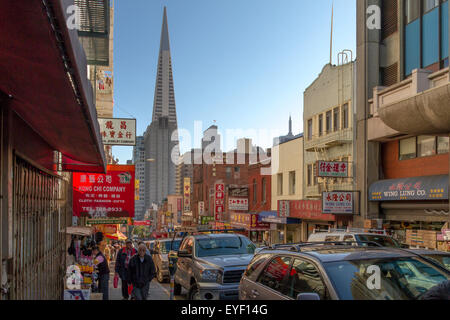 L'edificio Transamerica visto da Washington St nel quartiere Chinatown di San Francisco, California Foto Stock