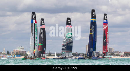 Sir Ben Ainslie's AC45 sventando catamarano Land Rover bar nel cuore dell'azione con (da sinistra a destra) Groupama Team Francia, o Foto Stock