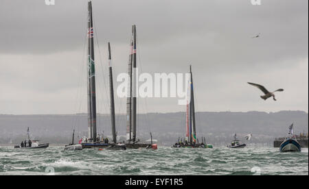 Sei AC45 sventando catamarani della Coppa America World Series sit in relativa sicurezza del porto di Portsmouth Foto Stock