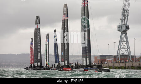 Sei AC45 sventando catamarani della Coppa America World Series sit in relativa sicurezza del porto di Portsmouth Foto Stock