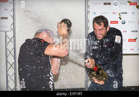 Sir Ben Ainslie (destra) e vela rivale Jimmy Spithill, capitano del team Oracle USA, coprire ogni altro in champagne Foto Stock