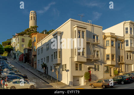 Coit Tower da Filbert St, una collina ripida nella zona di North Beach di San Francisco, California Foto Stock