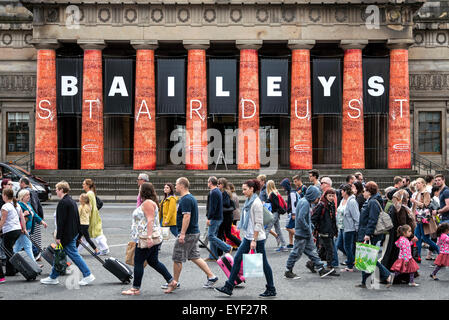 Pedoni attraversate Princes Street di fronte al Royal Scottish Academy che ospita un David Bailey mostra. Foto Stock