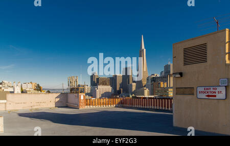 Centro di San Francisco e la Transamerica dal tetto di un parcheggio in Chinatown, San Francisco, California Foto Stock