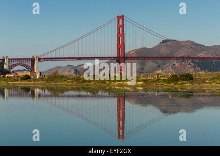 Il Golden Gate Bridge riflessa nelle acque ancora di Crissy Field Marsh San Francisco , California Foto Stock