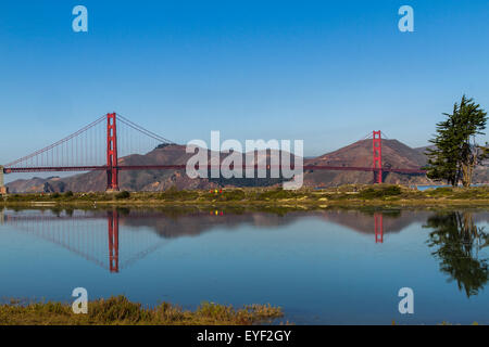 Il Golden Gate Bridge riflessa nelle acque ancora di Crissy Field Marsh San Francisco , California Foto Stock