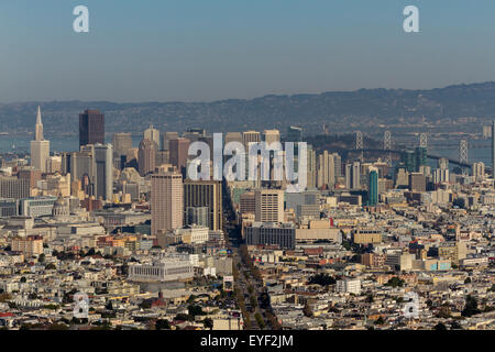 La Città di San Francisco da Twin Peaks, alta sopra la Città ha eccellenti vedute della citta', San Francisco, California Foto Stock