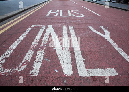 Belfast, Regno Unito. Il 28 luglio 2015. Immagine del file: 700 violazioni del traffico multe per viaggiare in una corsia degli autobus in orario limitato periodo, che sono stati emessi da TransportNI parcheggio unità di esecuzione sono stati annullati dopo che è emerso che la telecamera TVCC ora di sistema non è corretta. Tutte le comunicazioni tra il 22 giugno e il 21 luglio sono stati annullati. Credito: Bonzo Alamy/Live News Foto Stock