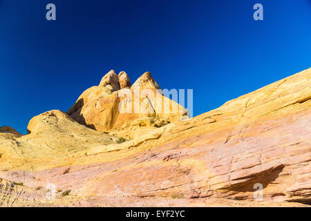 Cupole bianche contro il profondo blu del cielo della Valle di Fire State Park, Nevada Foto Stock