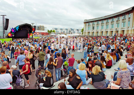 La folla a Bristol anfiteatro e Waterfront Square ascoltando musica al Festival di porto Foto Stock