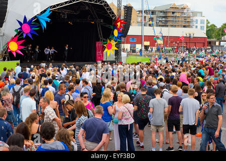 La folla a Bristol anfiteatro e Waterfront Square ascoltando musica al Festival di porto Foto Stock