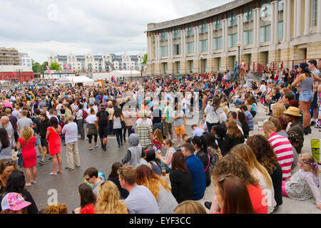 La folla a Bristol anfiteatro e Waterfront Square ascoltando musica al Festival di porto Foto Stock